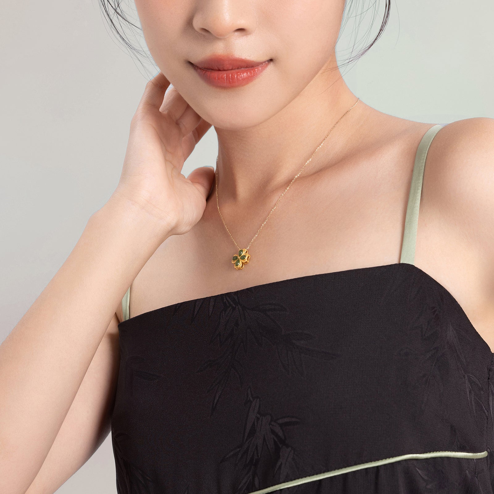 999.9 24K Gold Pendant Heitian Jade 1.3-1.5g Clover Y0411648