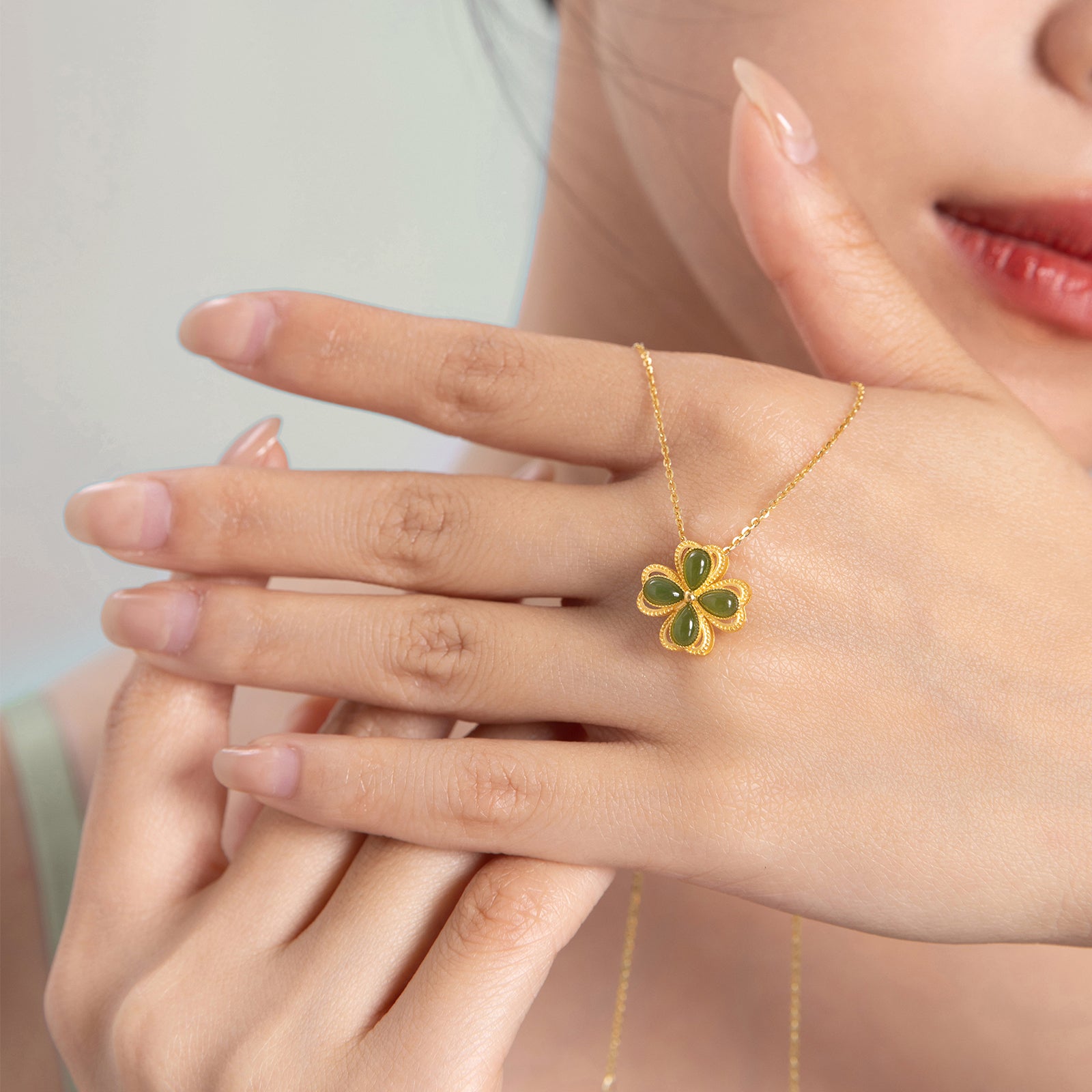 999.9 24K Gold Pendant Heitian Jade 1.3-1.5g Clover Y0411648