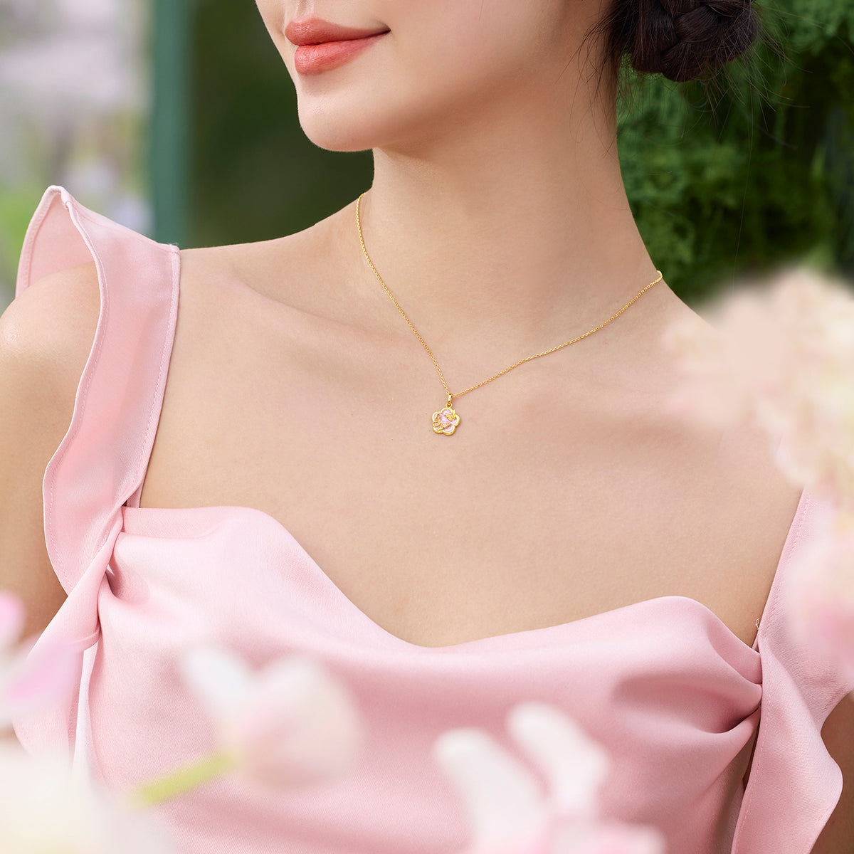 “Dream in the Garden” 24K Gold Pendant Flower 1.85-2.25g A0414971