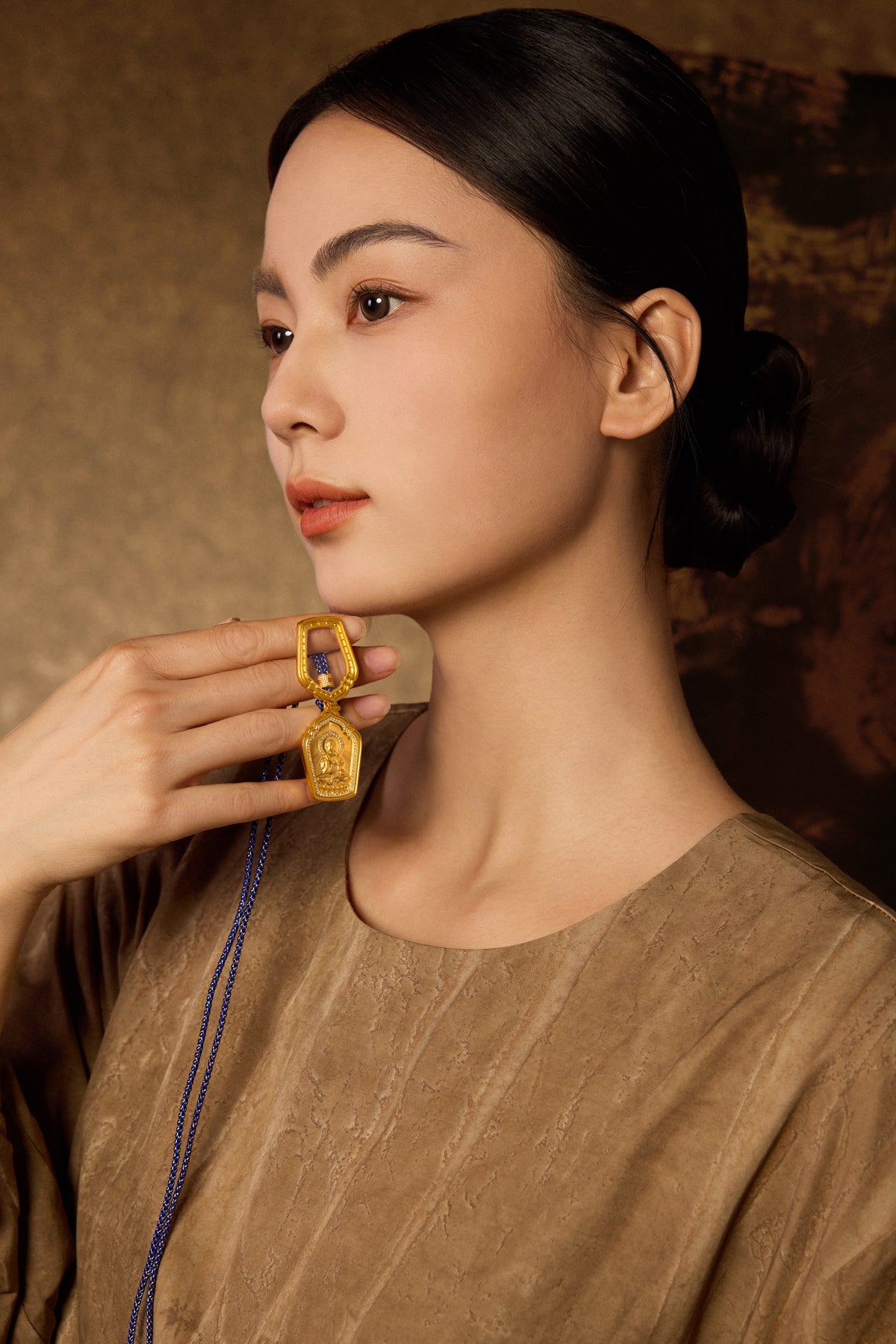 "Chinese Culture Collection - Dan Qing" 999 24K Gold String Pendant Necklace Diamond 0.0022ct Crystal 13.85*21.31*0.65mm 19.5-23.5g W0450077