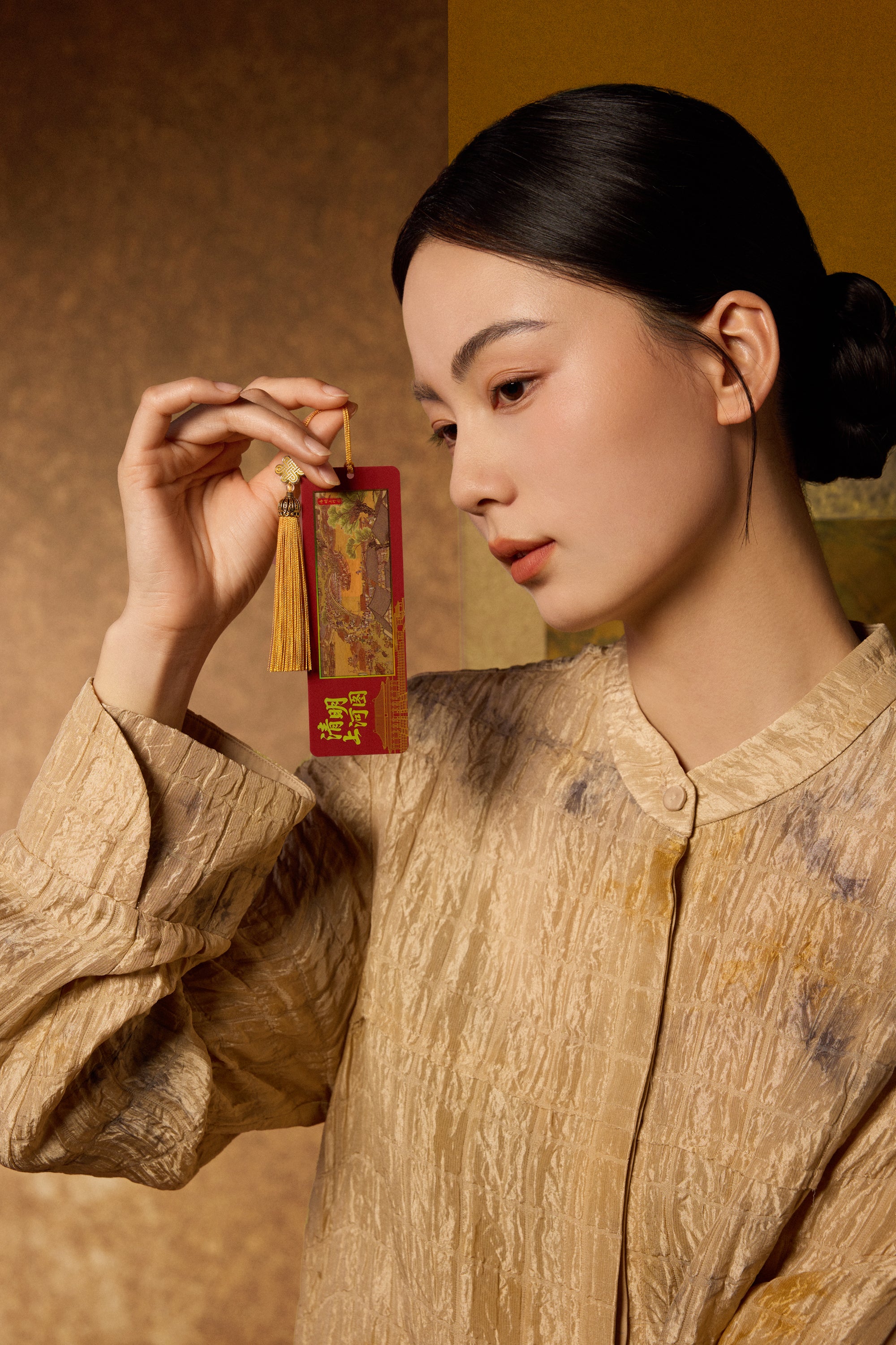 "Chinese Culture Collection - Dan Qing" 999 24K Gold Bookmark Along the River During the Qingming Festival 0.01g A2536218