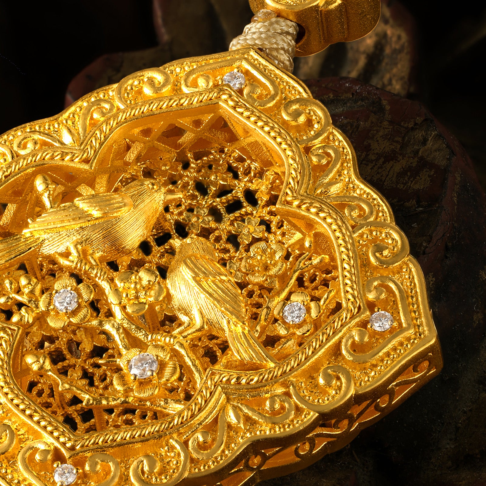 "Chinese Culture Collection - Wood Carving"  24K Gold Pendant  Diamond 0.01ct  0.006ct Flower 11.22-13.72g W0448118