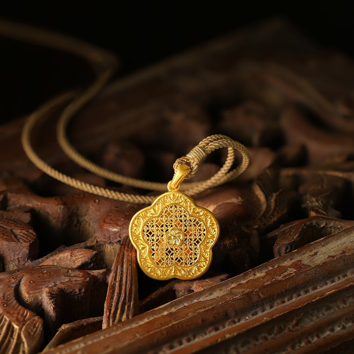 "Chinese Culture Collection - Wood Carving"  24K Gold Pendant  Diamond 0.024ct  0.02ct Flower 10.74-13.14g W0448140