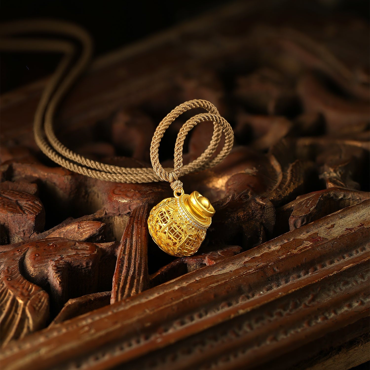 "Chinese Culture Collection - Wood Carving"  24K Gold Pendant  Diamond 0.002ct  0 Fortune Bag 8.76-11.26g W0448137