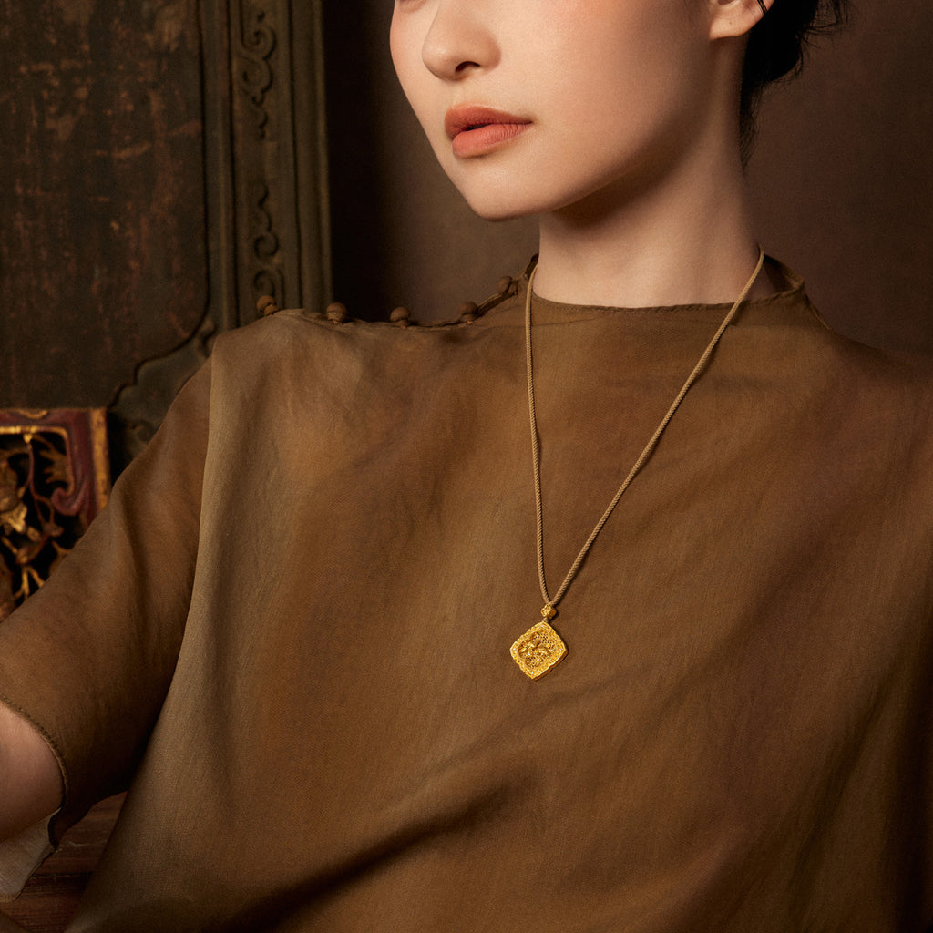 "Chinese Culture Collection - Wood Carving"  24K Gold Pendant  Diamond 0.01ct  0.006ct Flower 11.22-13.72g W0448118