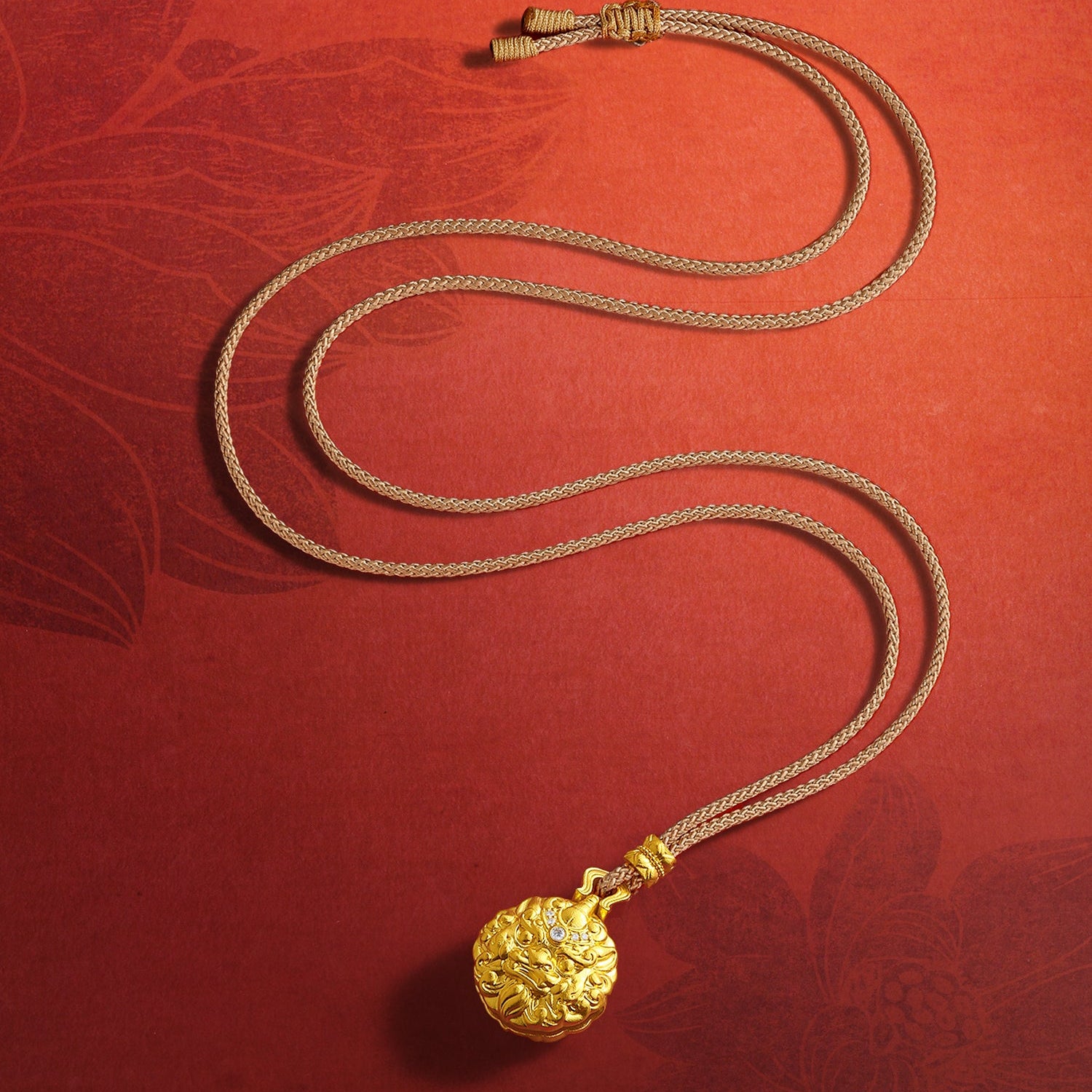 "Jiuhua Mountain" 24K Gold Diamond Swirl Engraved Round Pendant 0.03ct W0430055