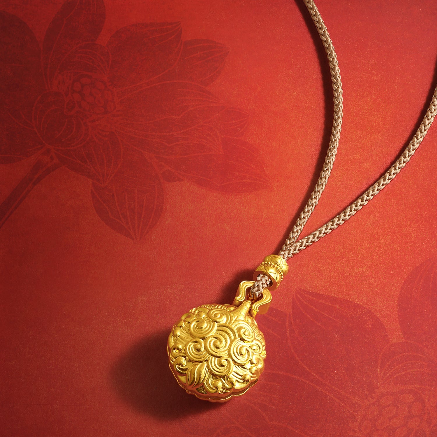 "Jiuhua Mountain" 24K Gold Diamond Swirl Engraved Round Pendant 0.03ct W0430055