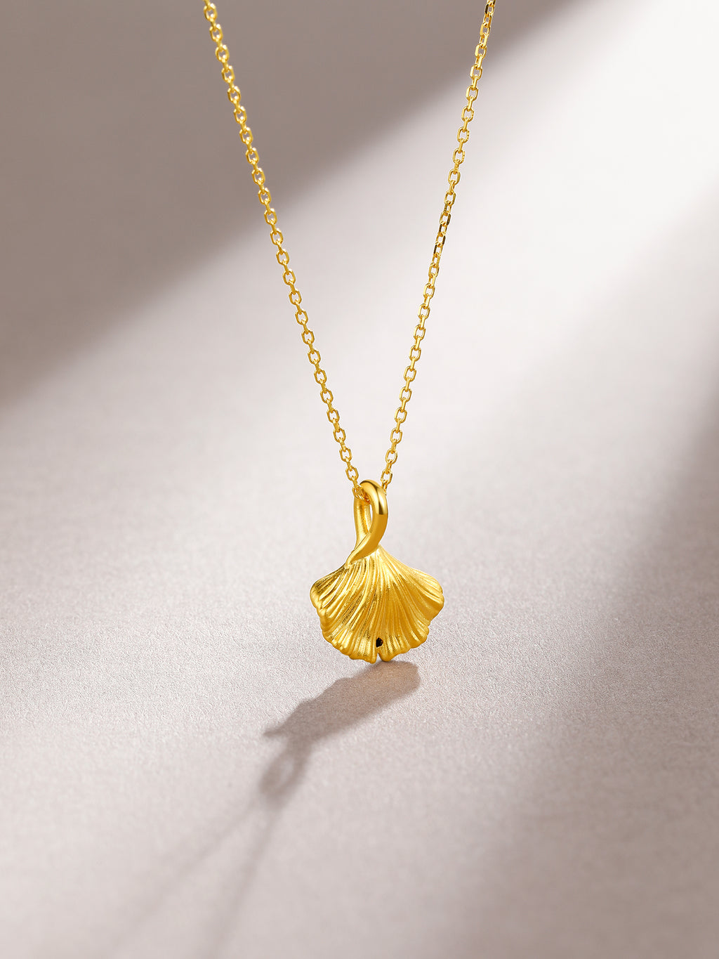24K Gold Pendant Ginkgo leaf 0.2-0.26g A048975