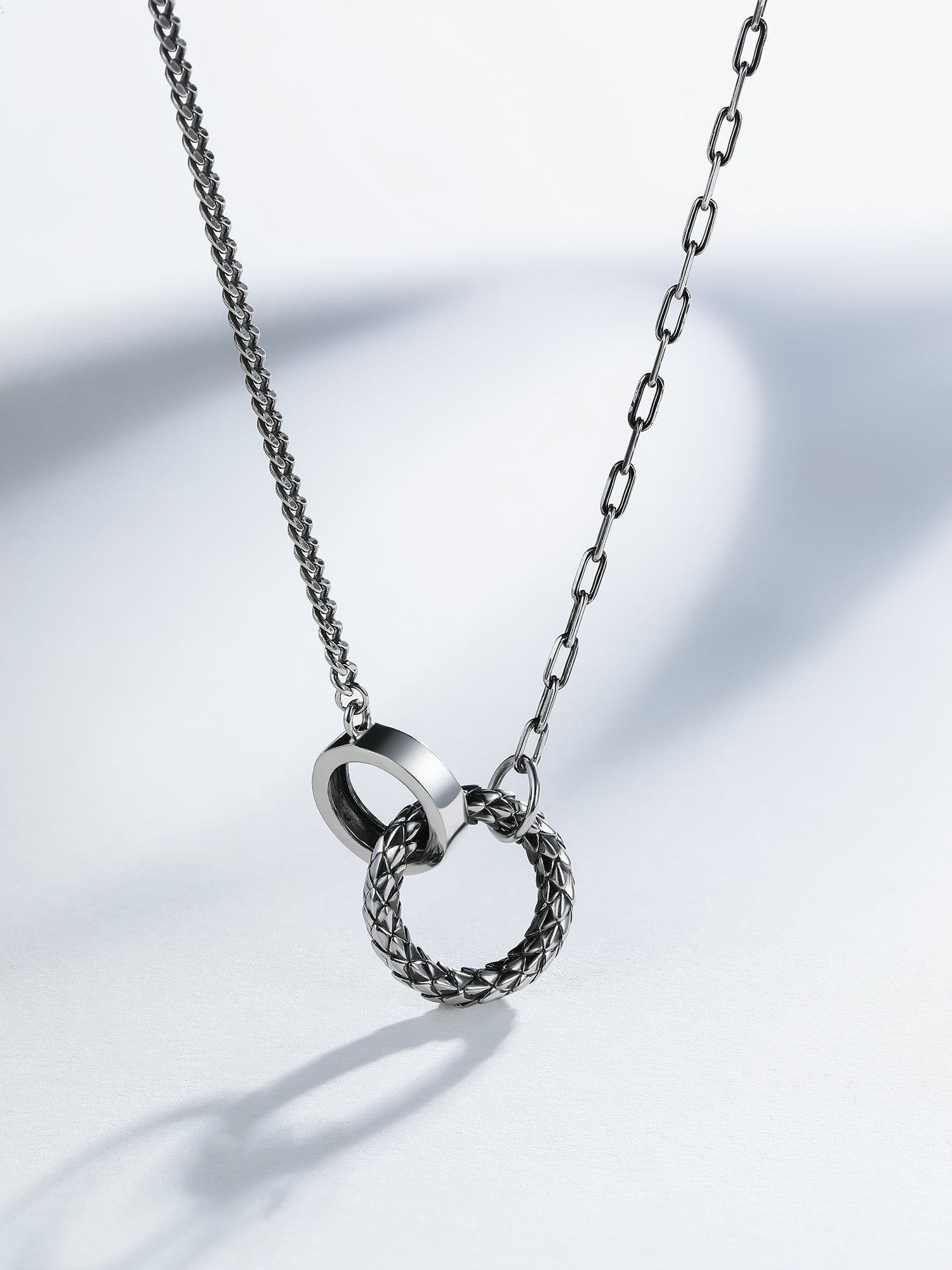 950 Platinum Pendant Necklace Interlocking rings 13.3-17.3g B069391